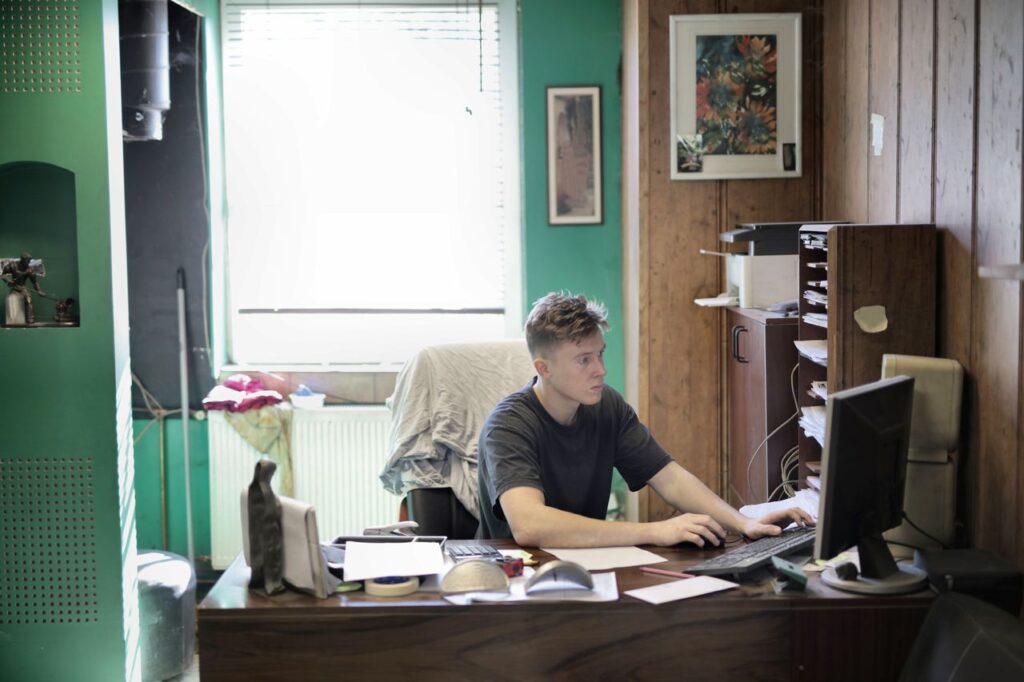 Man achter een bureau met een drukke agenda
